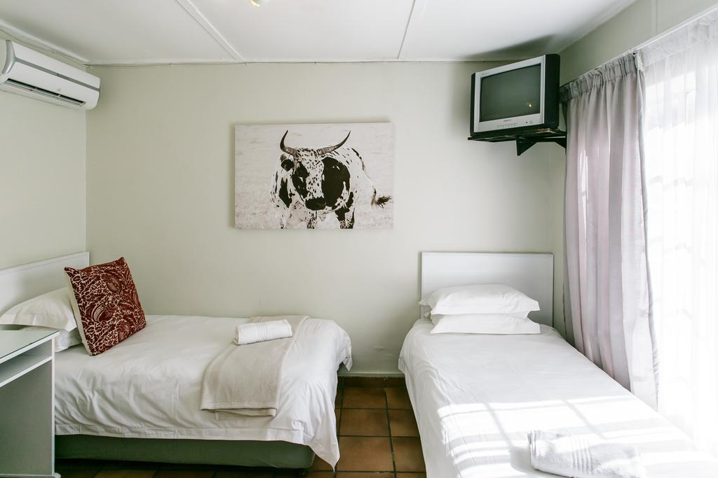 Wagon Wheel Country Lodge Бофорт Уест Екстериор снимка