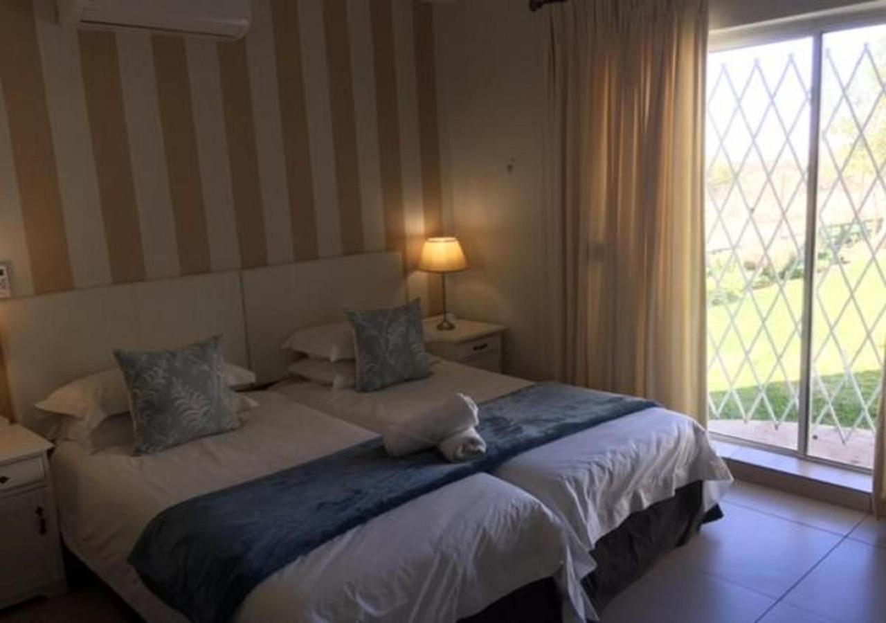 Wagon Wheel Country Lodge Бофорт Уест Екстериор снимка