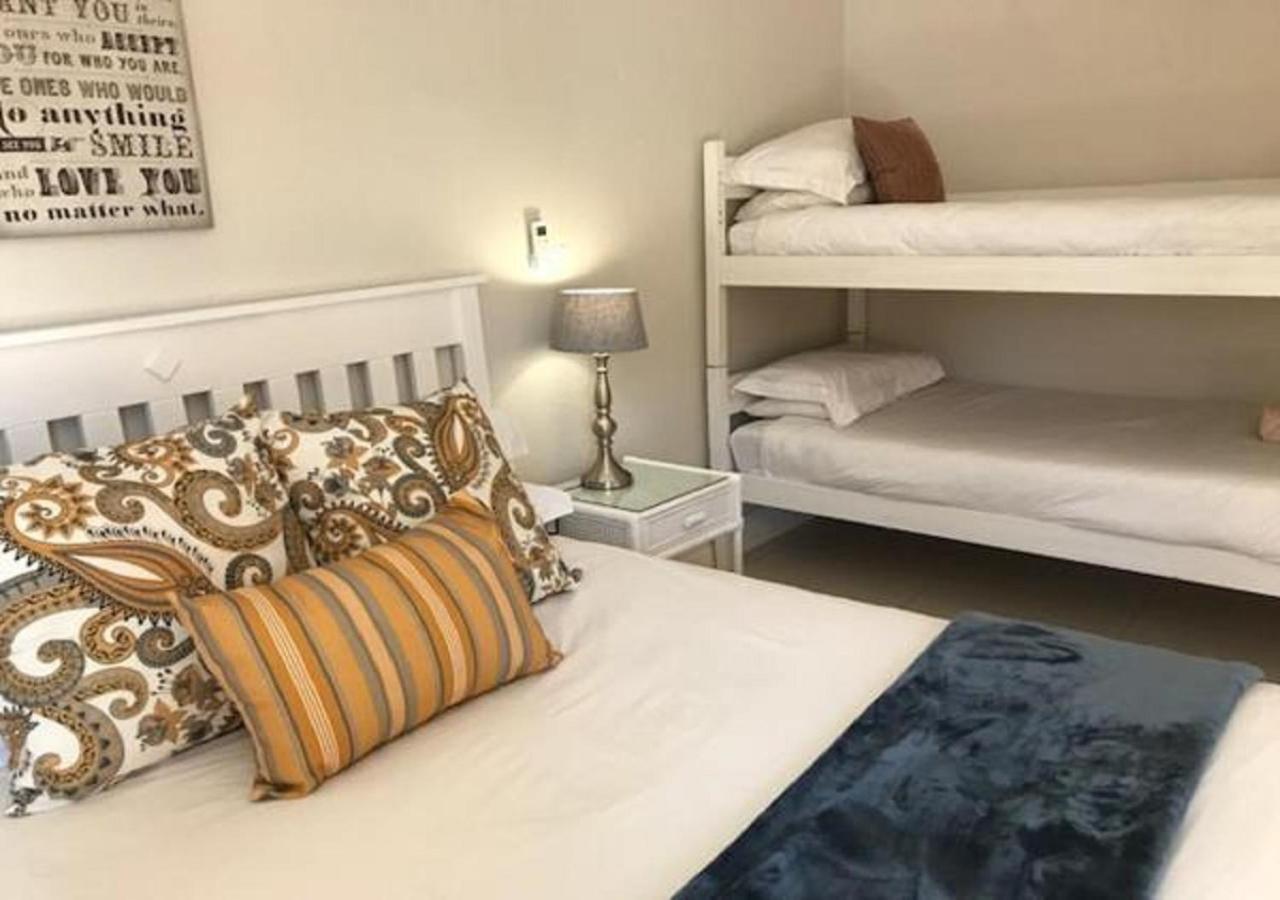 Wagon Wheel Country Lodge Бофорт Уест Екстериор снимка